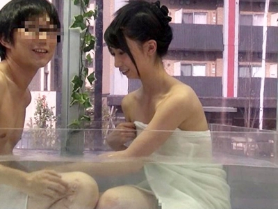 《MM》素人ＪＤがトモダチ男子と混浴ごっこしたら美乳を揉まれて手マンで興奮♡♡撮影中におしゃぶりして理性崩壊SEX